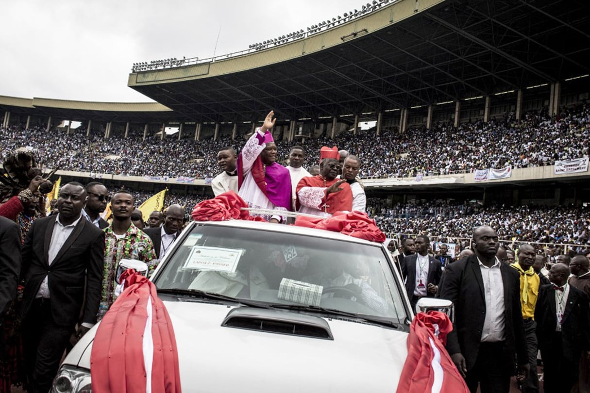 Le nouvel archevêque de Kinshasa, Fridolin Ambongo (à g.), et son prédécesseur, Laurent Monsengwo, au stade des Martyrs,  le 25 novembre 2018. © John WESSELS/ AFP