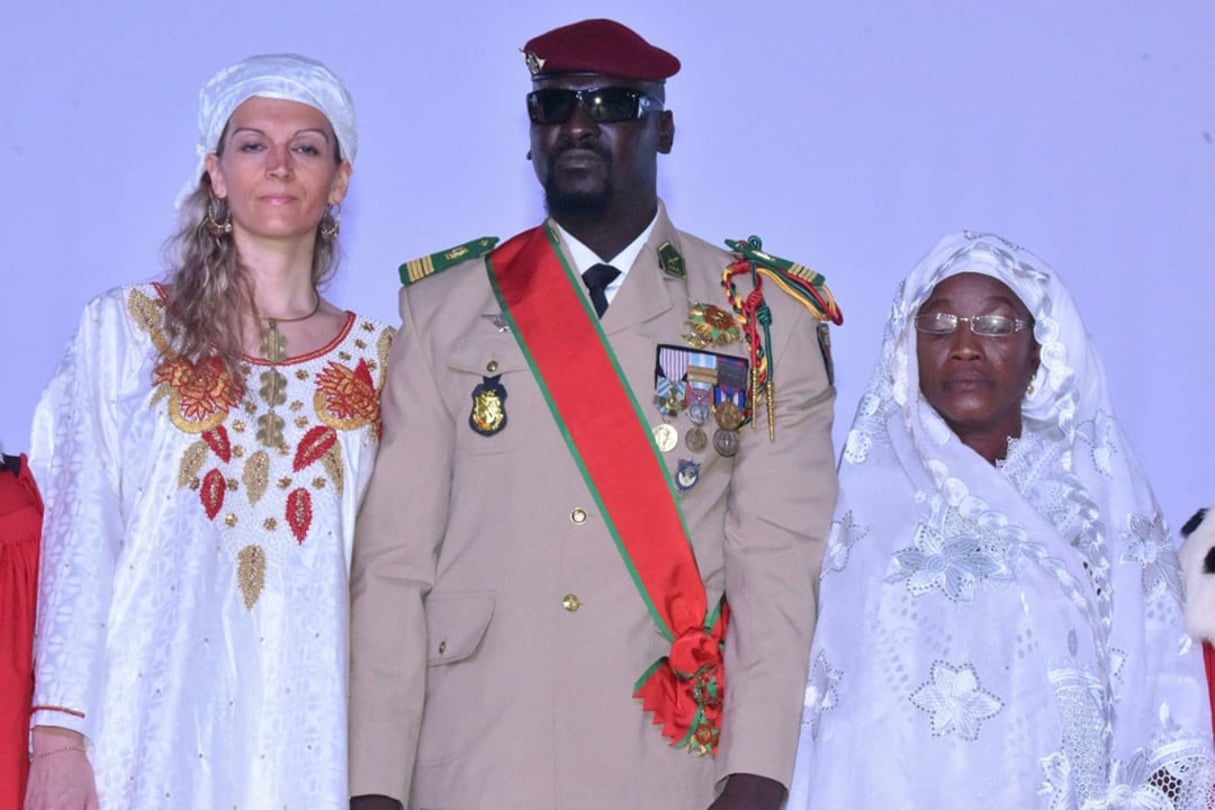 Mamadi Doumbouya pose avec sa femme, Lauriane, et sa mère lors de la cérémonie d’investiture, le 1er octobre 2021 à Conakry. © CELLOU BINANI/AFP