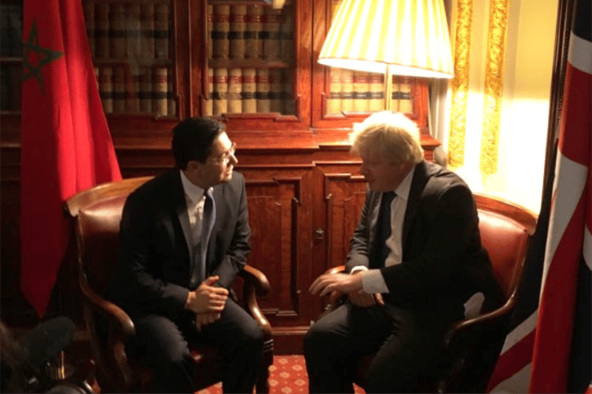 Le ministre marocain des Affaires étrangères Nasser Bourita (à g.) avec le Premier ministre britannique Boris Johnson, en 2018, à Londres. © DR
