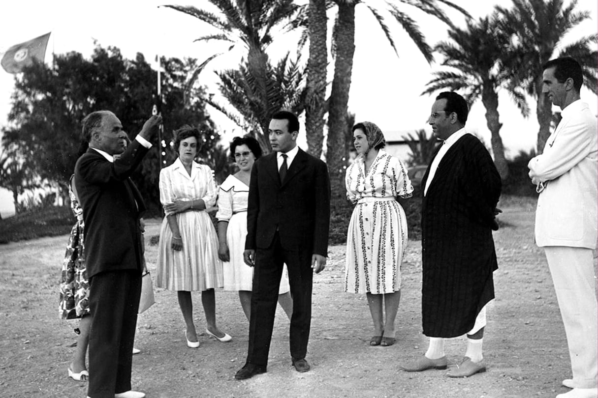 Béchir Ben Yahmed entouré de Habib Bourguiba et Mohamed Masmoudi à Tunis, en 1955. © Archives Jeune Afrique