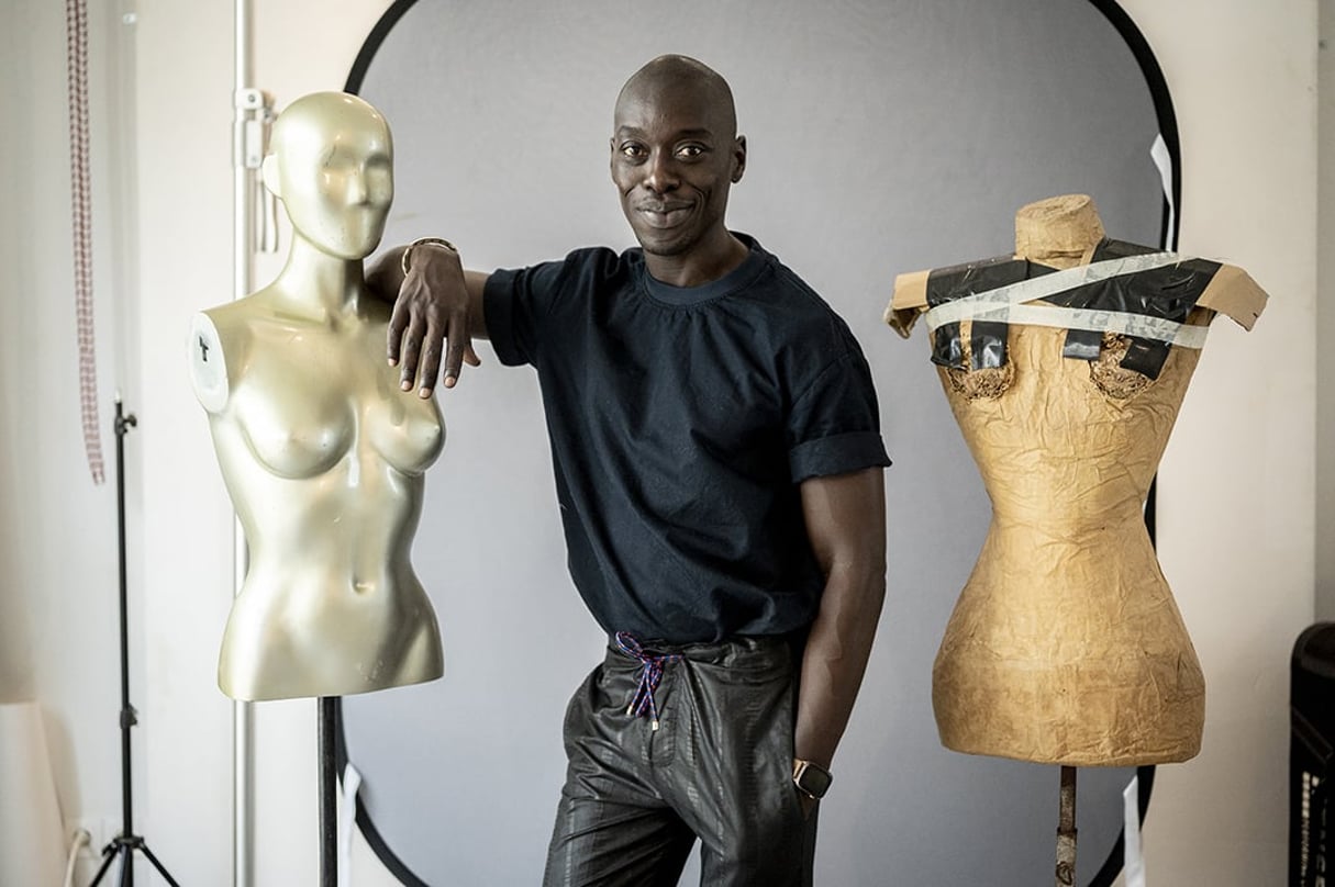 L’artiste Omar Victor Diop dans son studio, The Studio of Vanities, à Dakar, le 26 octobre 2021. © Sylvain Cherkaoui pour JA