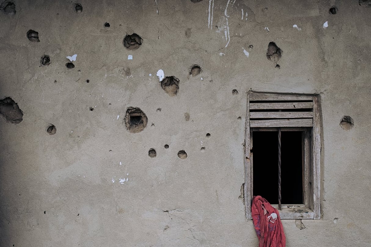 Une maison criblée de balles à Nzenga, qui a été attaqué à plusieurs reprises par les ADF, dans le nord-est de la RDC, le 24 mai 2021. © ALEXIS HUGUET/AFP