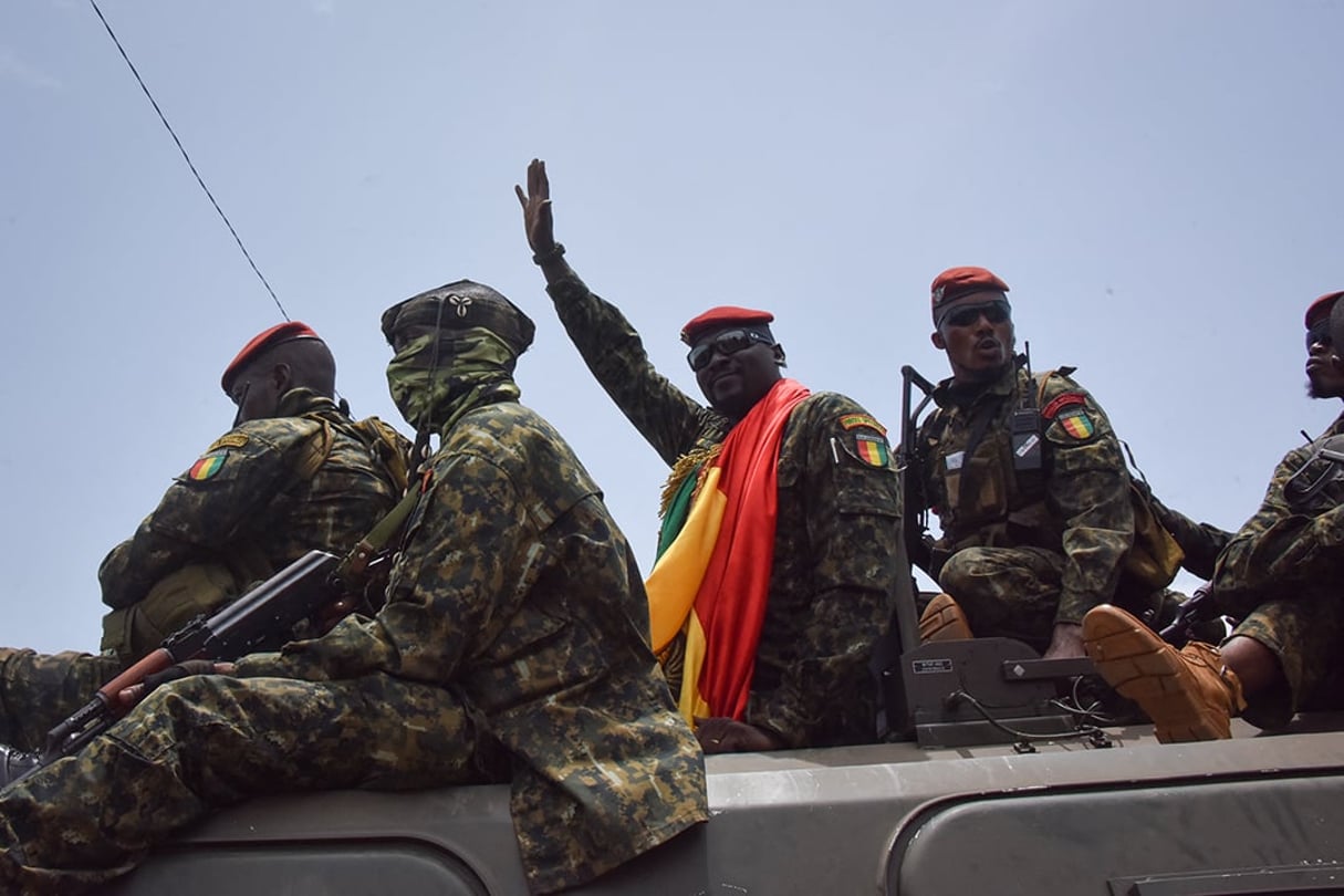 Le colonel Mamady Doumbouya. Lieutenant Colonel Mamady Doumbouya (C), head of the Armyís special forces and coup leader, waves to the crowd as he arrives at the Palace of the People in Conakry on September 6, 2021, ahead of a meeting with the Ministers of the Ex-President of Guinea, Alpha Conde. – Lieutenant Colonel Mamady Doumbouya, the leader of the latest coup in Guinea, is a highly educated, combat-hardened soldier who once served in France’s Foreign Legion.
Doumbouya’s special forces on September 5, 2021 seized Alpha Conde, the West African state’s 83-year-old president, a former champion of democracy accused of taking the path of authoritarianism
© CELLOU BINANI/AFP