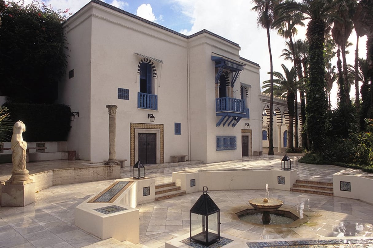 La cour du palais Dar El Kamila, résidence de l’ambassadeur de France en Tunisie, à La Marsa. © Raphaël GAILLARD/Gamma-Rapho via Getty Images