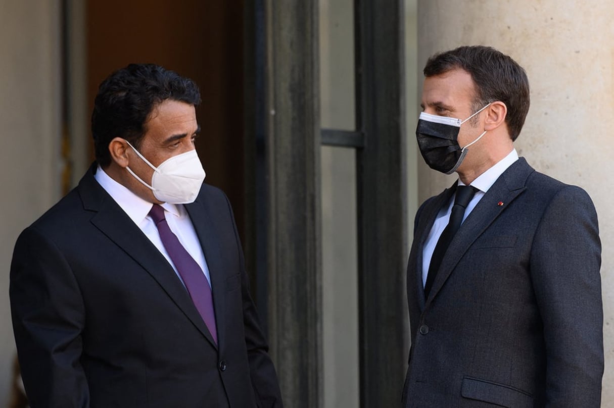 Mohamed El Menfi et Emmanuel Macron, à l’Elysée le 23 mars. © JULIEN MATTIA/ANADOLU AGENCY via AFP