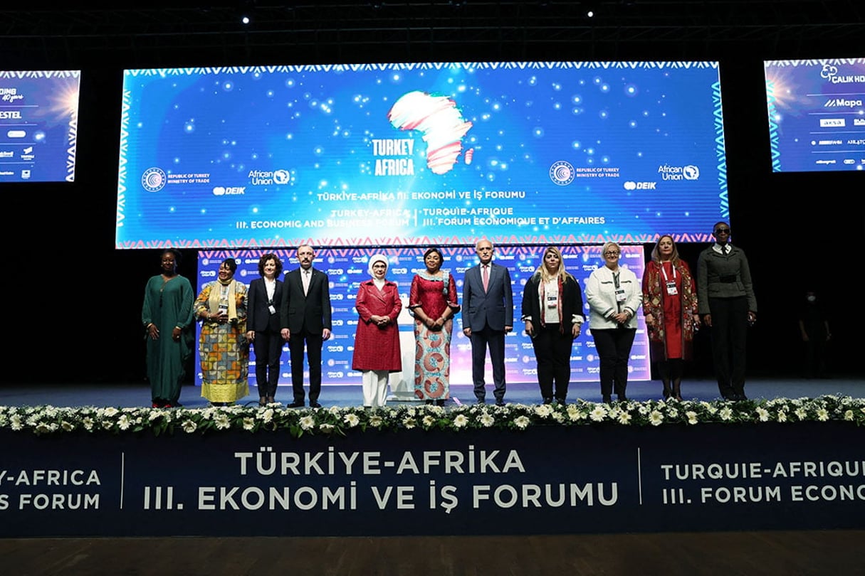 Troisième Forum d’économie et d’affaires Turquie-Afrique, à Istanbul, le 22 octobre 2021, en présence d’Emine Erdogan et de Denise Tshisekedi, premières dames de Turquie et de RD Congo (au centre, vêtues de rouge). © Murat Kula/Anadolu Agency via AFP