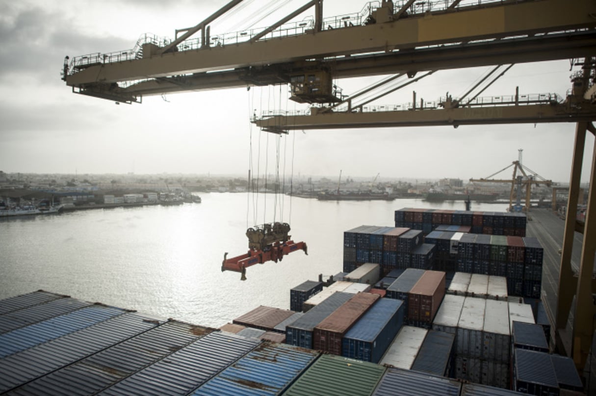 Déchargement et chargement de containers de l’entreprise CMA CGM, dans le port de Dakar, au Sénégal. © Sylvain Cherkaoui pour Jeune Afrique
