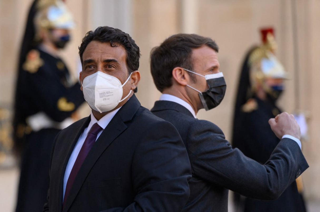 Les présidents Emmanuel Macron et Mohamed el-Menfi, le 23 mars 2021, à l’Élysée. © JULIEN MATTIA:Anadolu Agency via AFPia AFP)