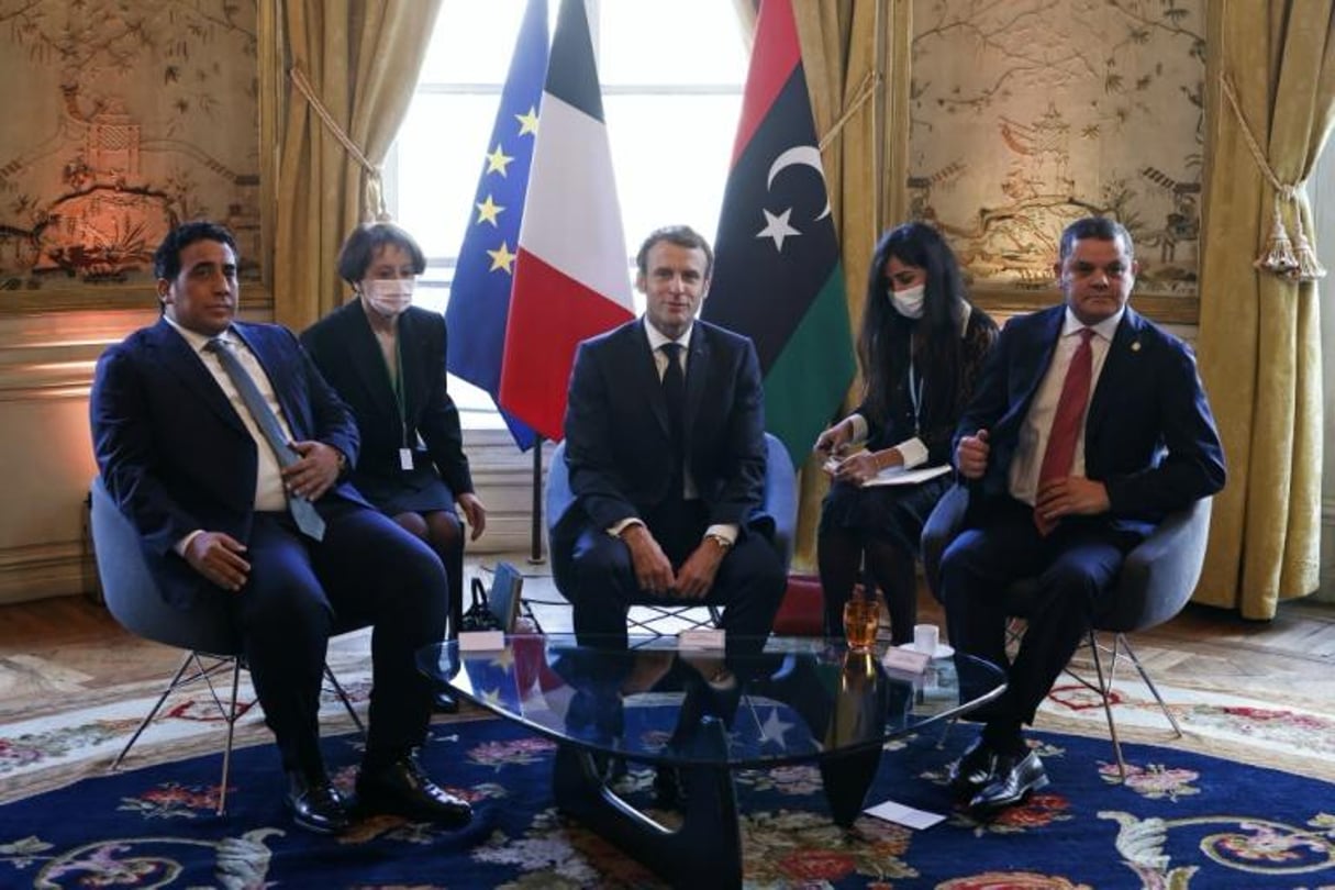 Le président français Emmanuel Macron s’entretient avec le Premier ministre libyen Abdelhamid Dbeibah (dr.) et le président du Conseil présidentiel, Mohamed Al-Manfi, en marge de la conférence sur la Libye, le 12 novembre 2021 au palais de l’Elysée, à Paris. © AFP / Yoan VALAT