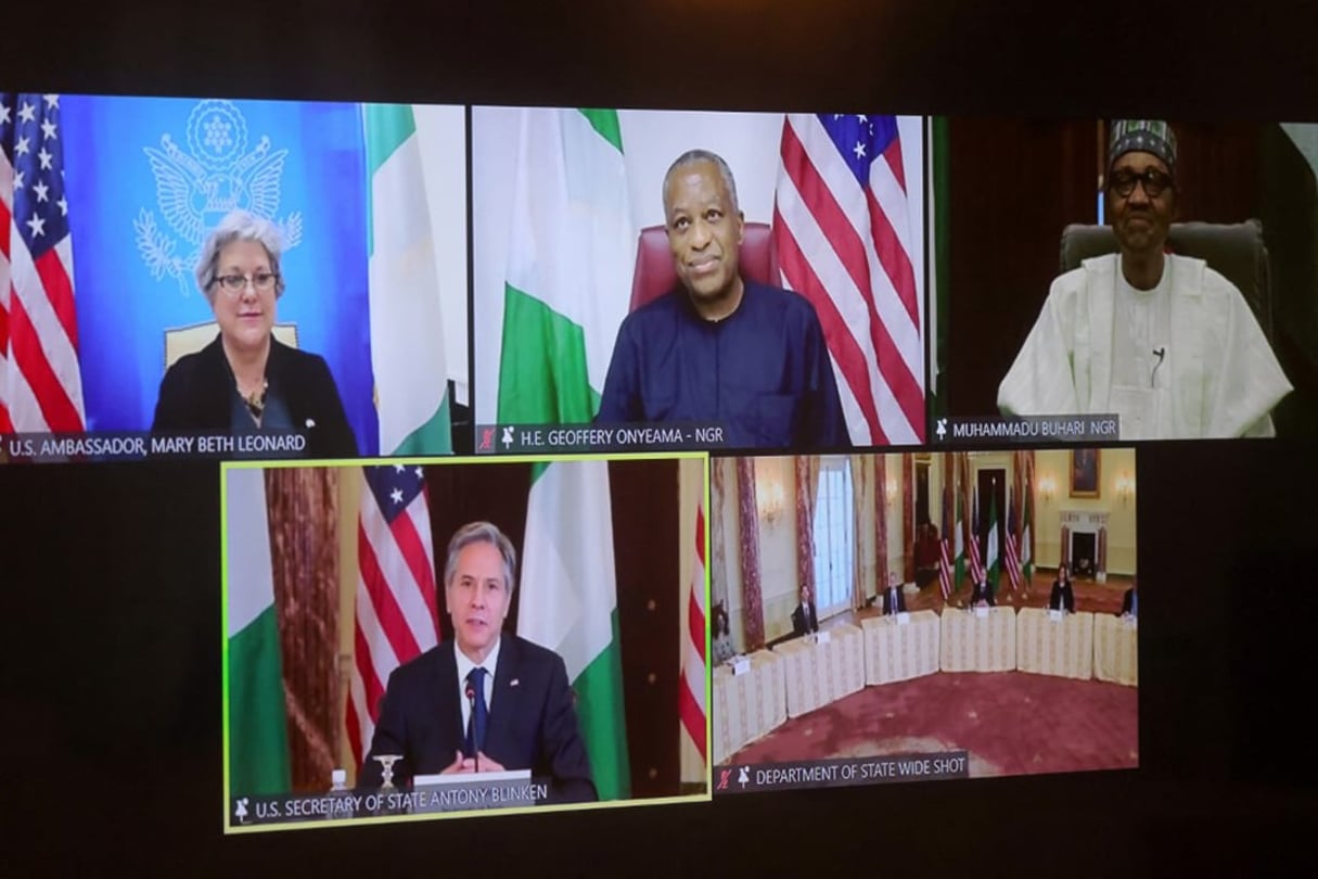 Le secrétaire d’État américain Antony Blinken et des membres du personnel participent à une réunion bilatérale virtuelle avec le président nigérian Muhammadu Buhari lors d’une vidéoconférence au département d’État à Washington, le 27 avril 2021 © LEAH MILLIS/AFP