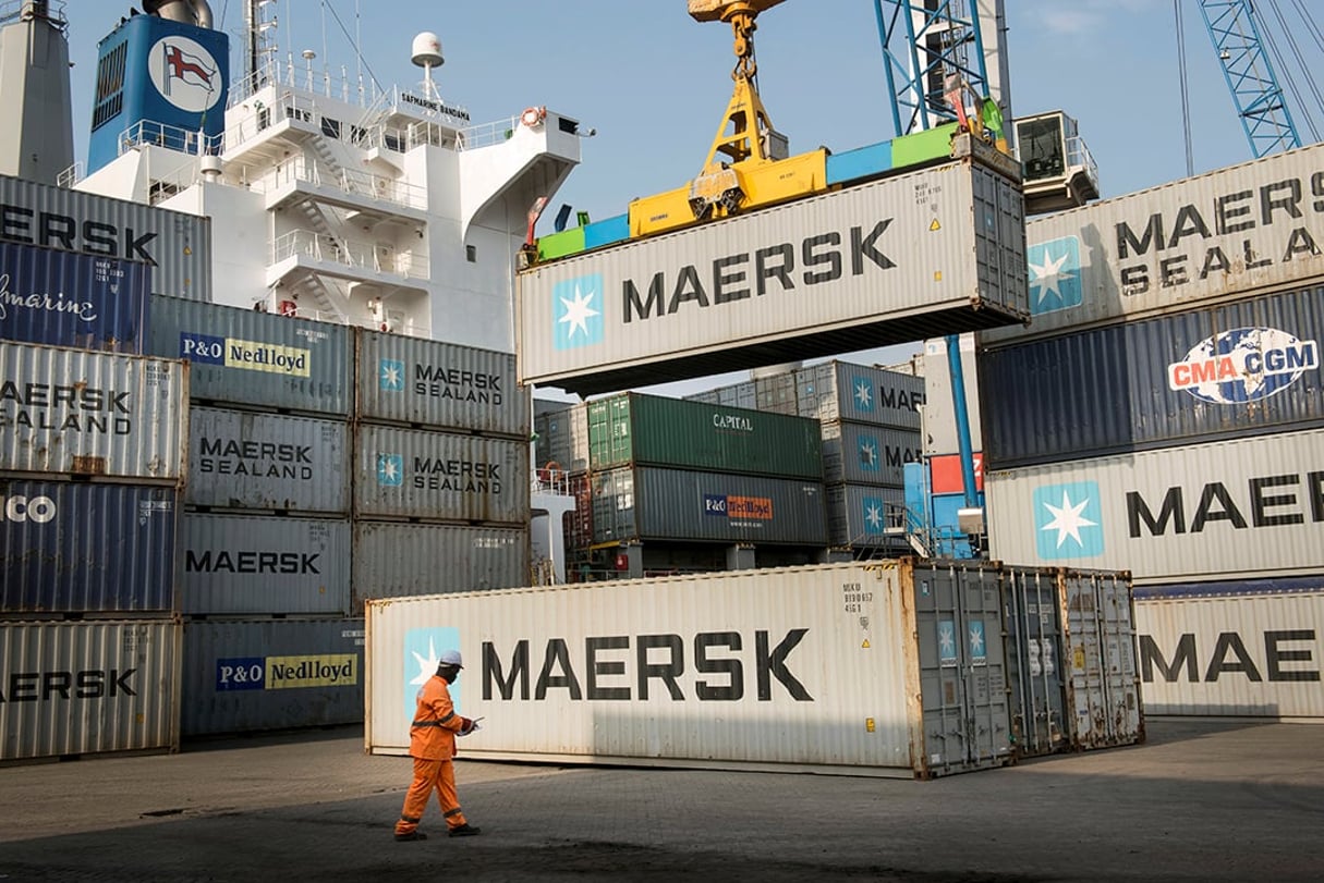 Déchargement de  conteneurs Maersk, au terminal à conteneurs du Port de commerce de Freetown, en Sierra Leone, exploité par Bolloré Africa Logistics. © Jean Claude MOSCHETTI/REA