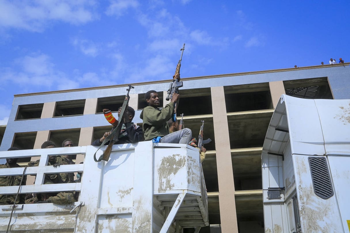 Des combattants du TPLF surveillent un convoi transportant des centaines de militaires éthiopiens fait prisonniers, le 22 octobre 2021 à Mekele. &copy; /AP/SIPA