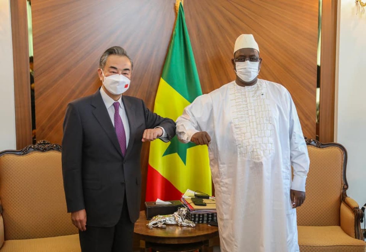 Le président sénégalais Macky Sall a reçu le ministre chinois des Affaires étrangères, ce 28 novembre à Dakar, en amont du Focac, qui se tient les 29 et 30 novembre dans la capitale sénégalaise. © DR / Présidence sénégalaise
