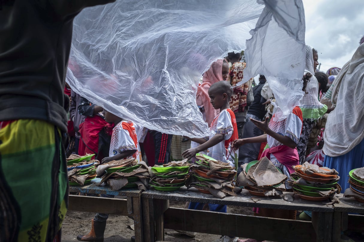 Distribution de nourritures à des déplacés ayant fui les combats dans l'Amhara, le 27 août 2021 à Debrak, dans le nord de l'Éthiopie. &copy; Mulugeta Ayene/AP/SIPA