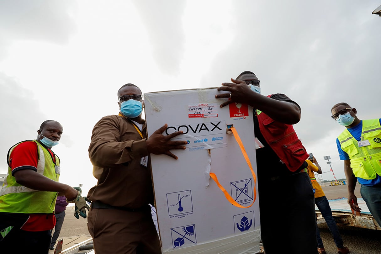 Des vaccins AstraZeneca (COVID-19), redéployés de la RDC, arrivent à l’aéroport international de Kotoka à Accra, Ghana, le 7 mai 2021. © Francis Kokoroko/REUTERS