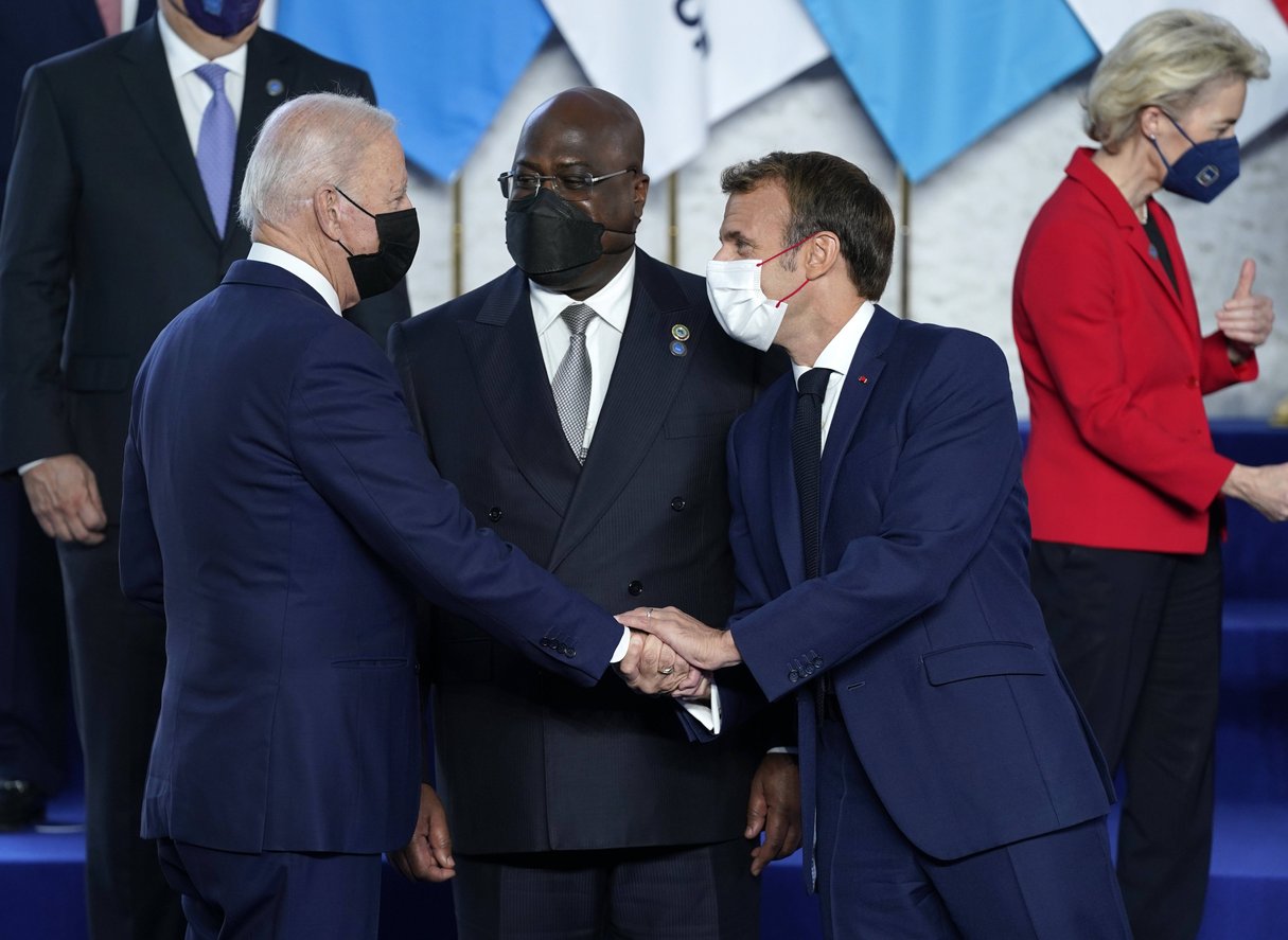 Joe Biden et Emmanuel Macron se serrent la main, au Sommet du G20, à Rome, le 30 octobre 2021.