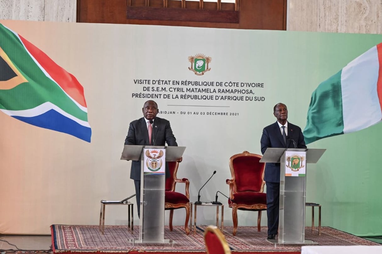 Cyril Ramaphosa et Alassane Ouattara, lors de leur point presse à Abidjan, le 2 décembre. © SIA KAMBOU/AFP