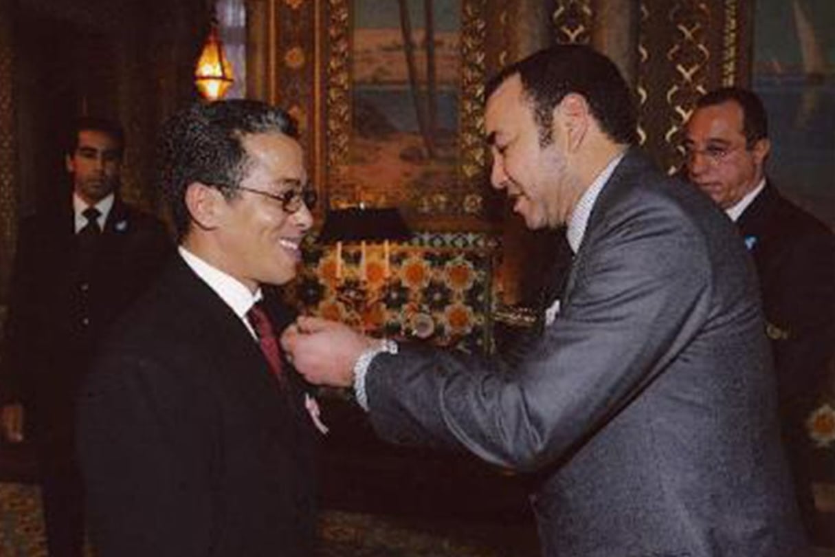 El Mostafa Rezrazi décoré par le roi Mohammed VI, en 2005. © DR