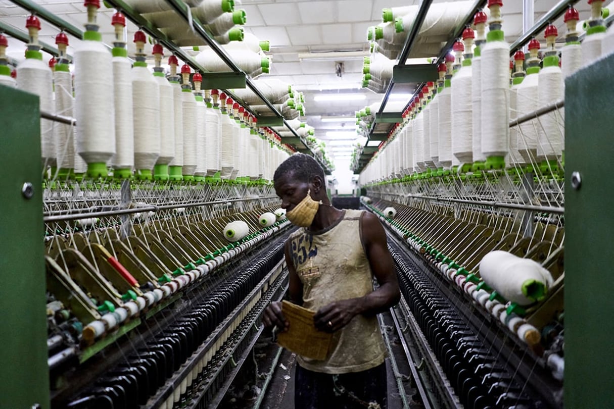 Un ouvrier contrôle la qualité de la fibre de coton à l’usine de la Compagnie malienne des textiles (Comatex), à Ségou. © Michele Cattani/AFP
