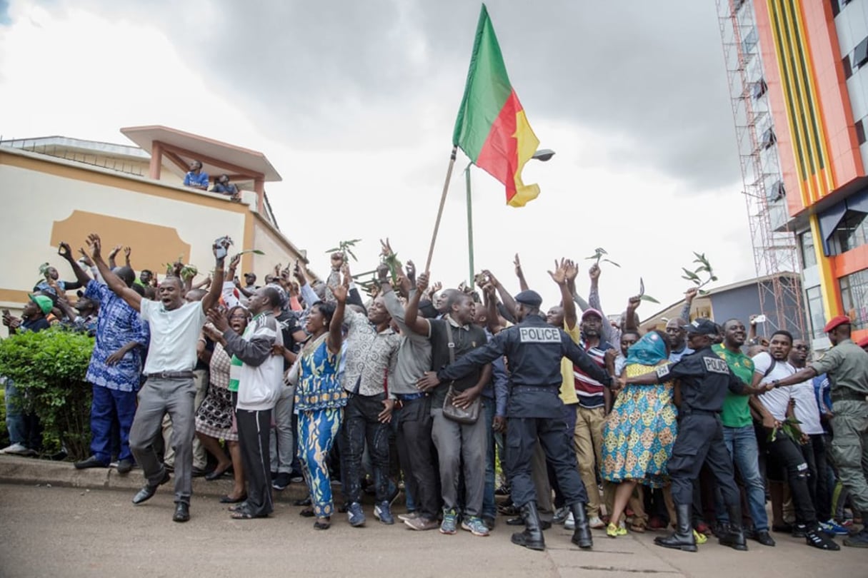 Supporters de l’opposant Maurice Kamto saluant sa sortie de prison, à Yaoundé, le 5 octobre 2019. © AFP