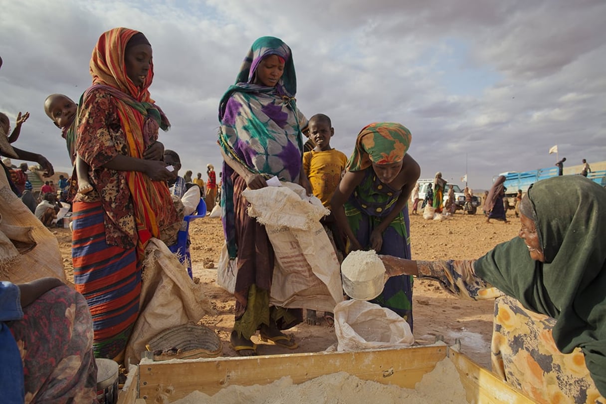 Une distribution d’aide humanitaire et médicale dans les camps de refugiés somaliens de Dolo Ado, en Éthiopie. © Jiro OSE/REDUX-REA