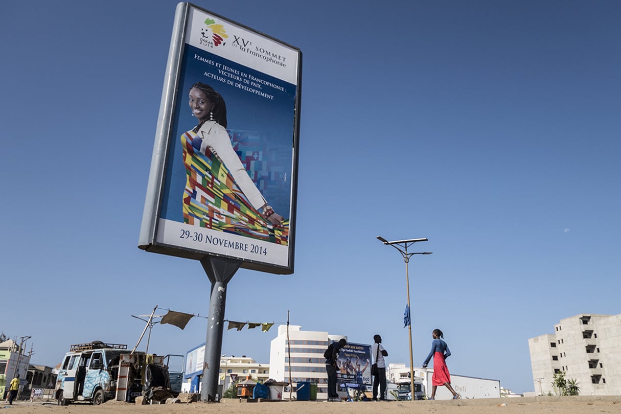 Affiches annonçant le XVe sommet de la Francophonie à Dakar, les 29 et 30 novembre 2014. © Sylvain Cherkaoui pour JA