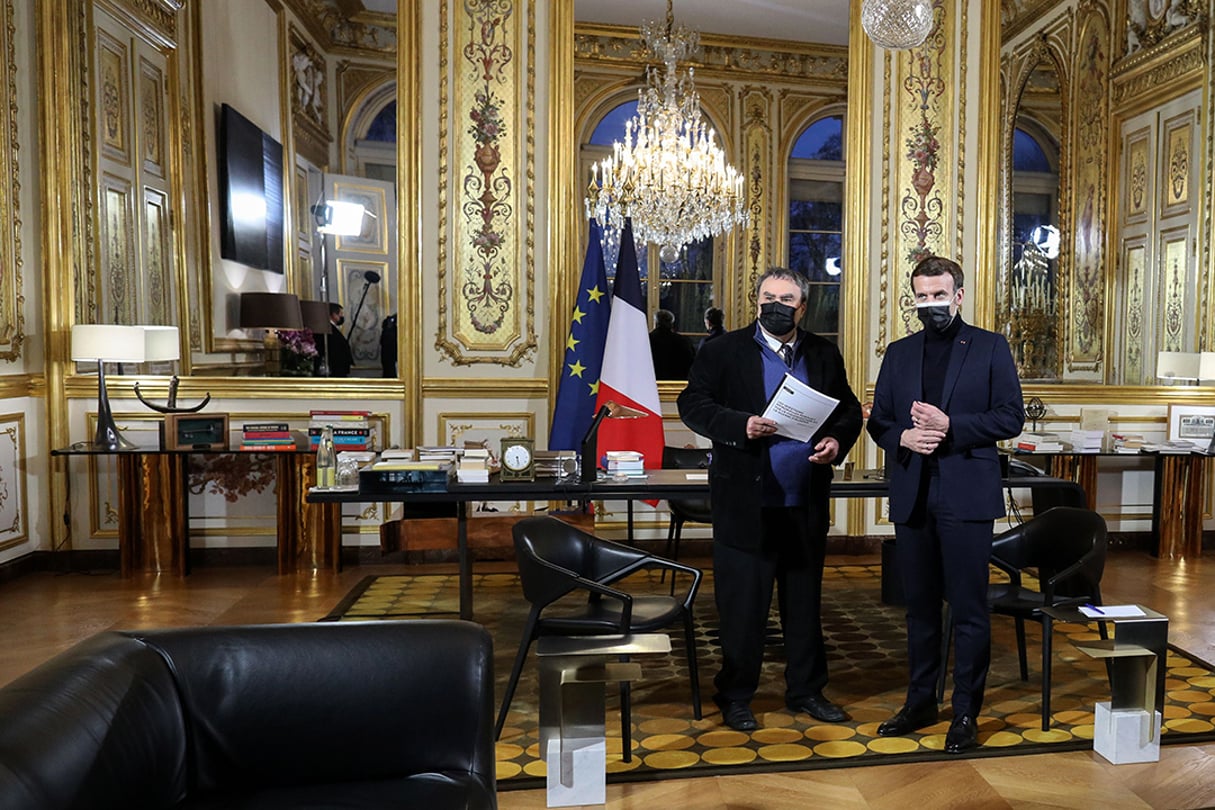 L’historien Benjamin Stora remettant au président Emmanuel Macron son rapport sur la mémoire de la colonisation et de la guerre d’Algérie, au palais de l’Élysée, le 20 janvier 2021. © STEPHANE LEMOUTON-POOL/SIPA