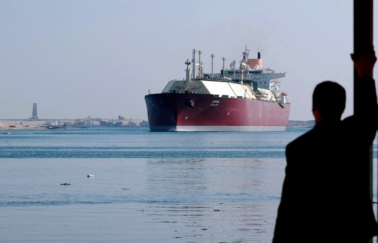 Le Duhail, navire qatari de gaz naturel liquéfié, sur le canal de Suez. Avec sa capacité de 210 100 m3, il est l’un des plus grands méthaniers construits à ce jour. © AFP PHOTO/STR
