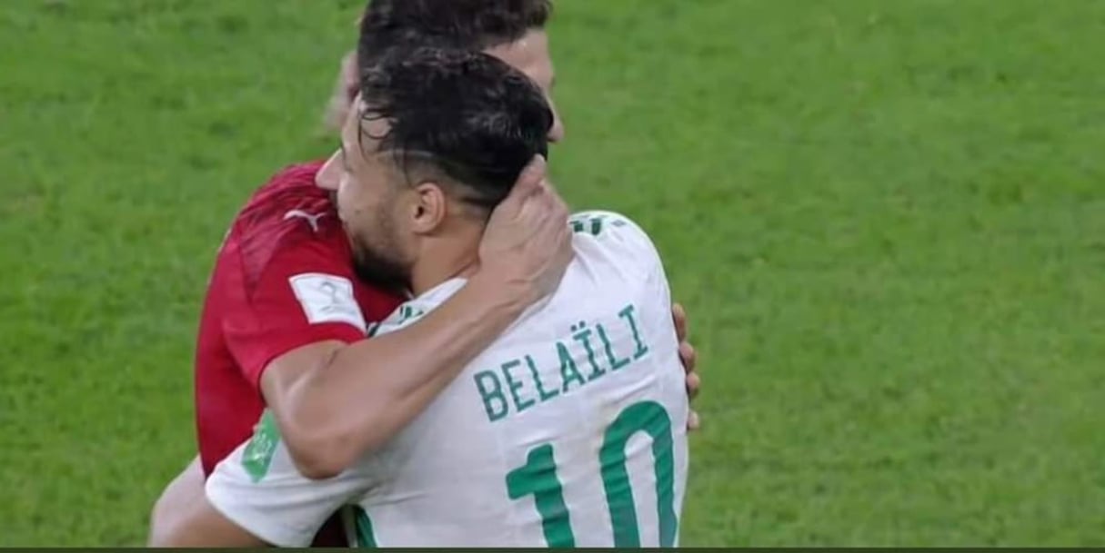 Accolade entre l’Algérien Youcef Belaïli et le Marocain Mohamed Nahiri pendant le match Algérie-Maroc, le 11 décembre, à Doha. © Doc TV