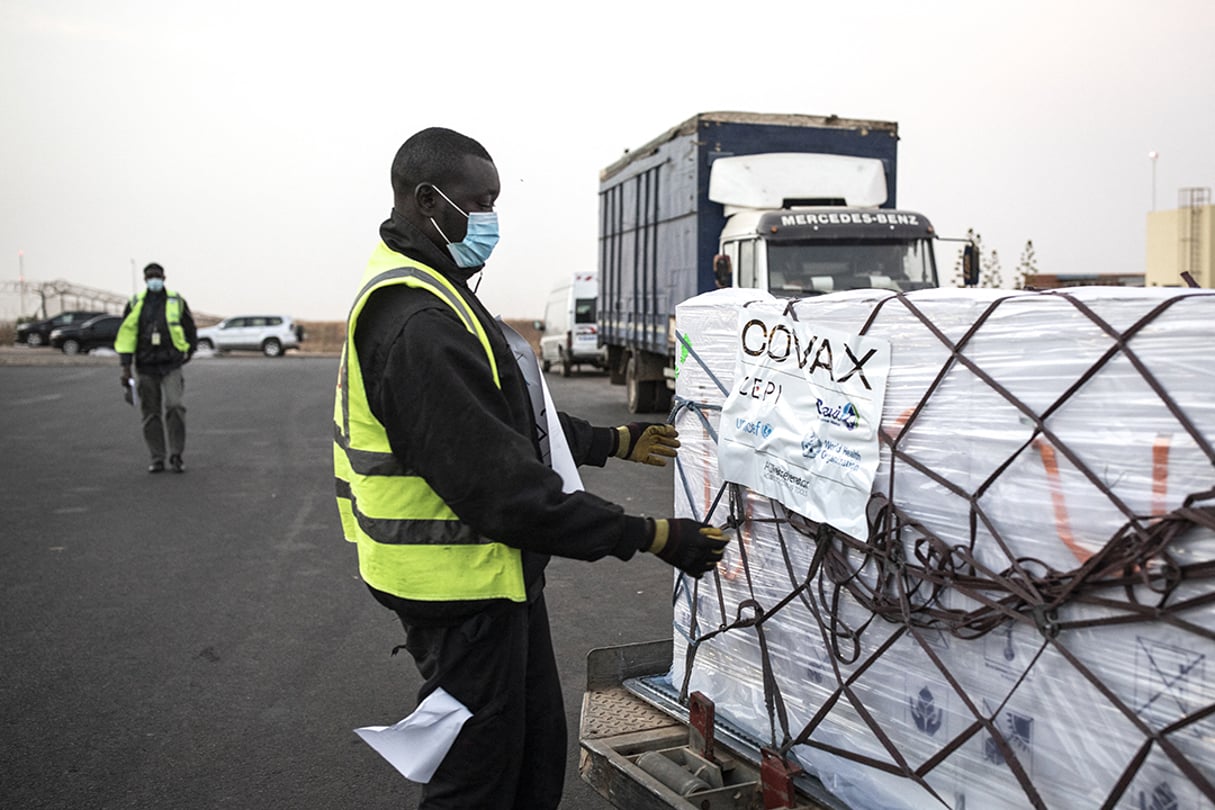 Une livraison de vaccins Oxford/AstraZeneca au Sénégal dans le cadre de l’initiative Covax, le 3 mars 2021. © JOHN WESSELS/AFP
