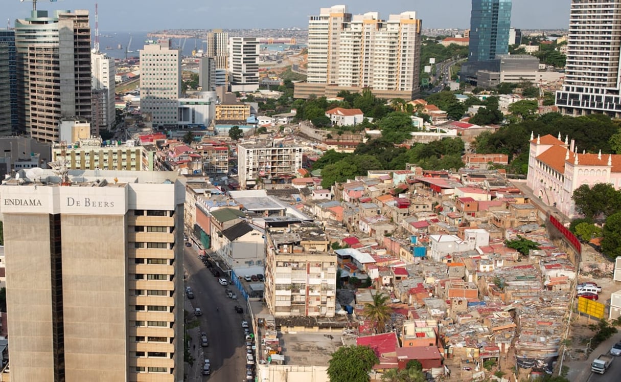 À Luanda, en Angola, de riches entreprises liées à l’extraction de diamant côtoient la pauvreté des bidonvilles. © Luke Dray/Getty via AFP
