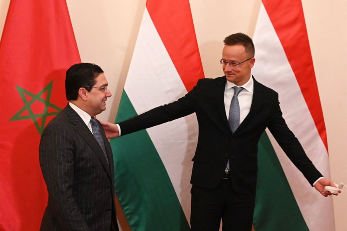 Le ministre marocain des Affaires étrangères Nasser Bourita (à g.) et son homologue hongrois Peter Szijjarto, à Budapest, en Hongrie, le 6 décembre 2021. © Attila KISBENEDEK/AFP
