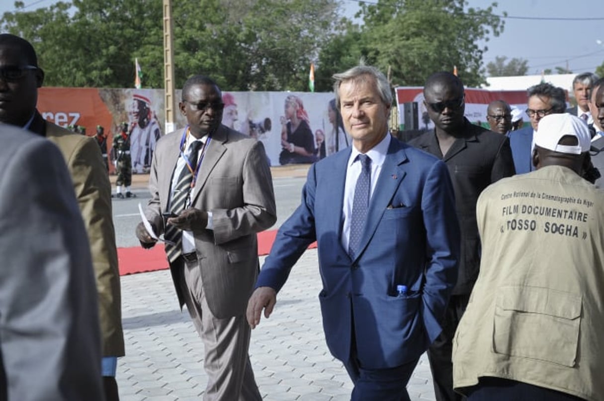 Arrivée de Vincent Bolloré (France) à la tribune officielle pour assister au défilé civil et militaire organisé à Dosso (Niger) pour la fête nationale au côté du président Issoufou. © Vincent Fournier/JA