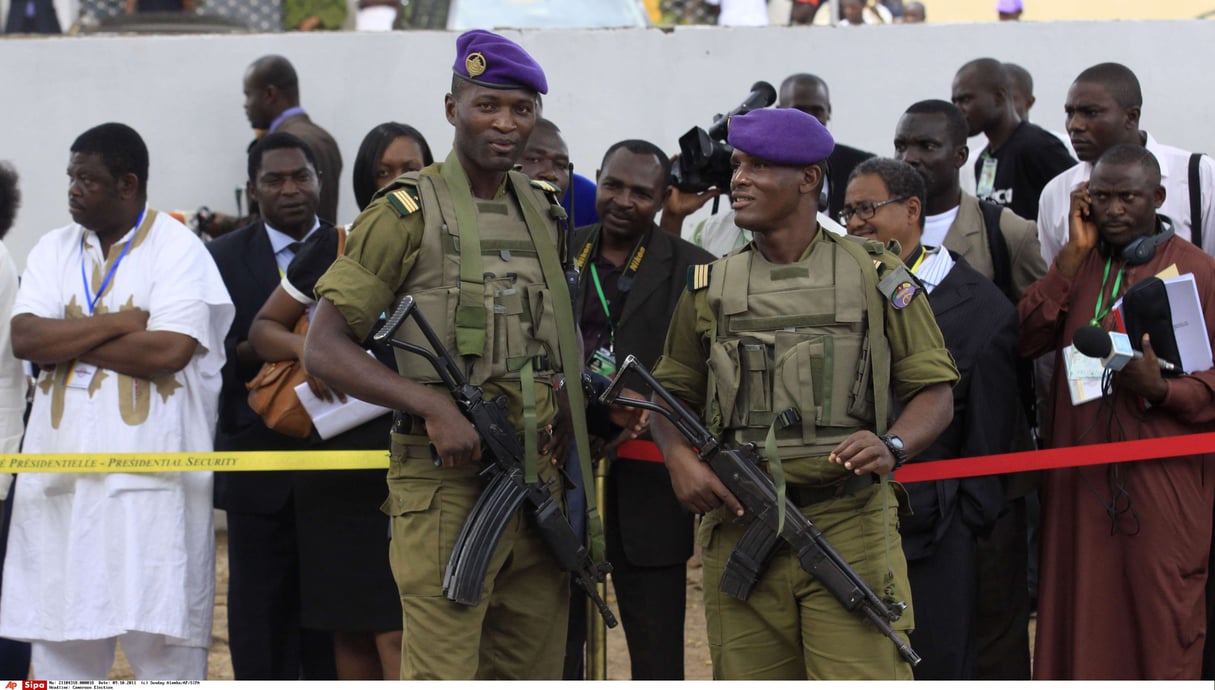 Des militaires à Yaoundé, en 2011. © Sunday Alamba/AP/SIPA