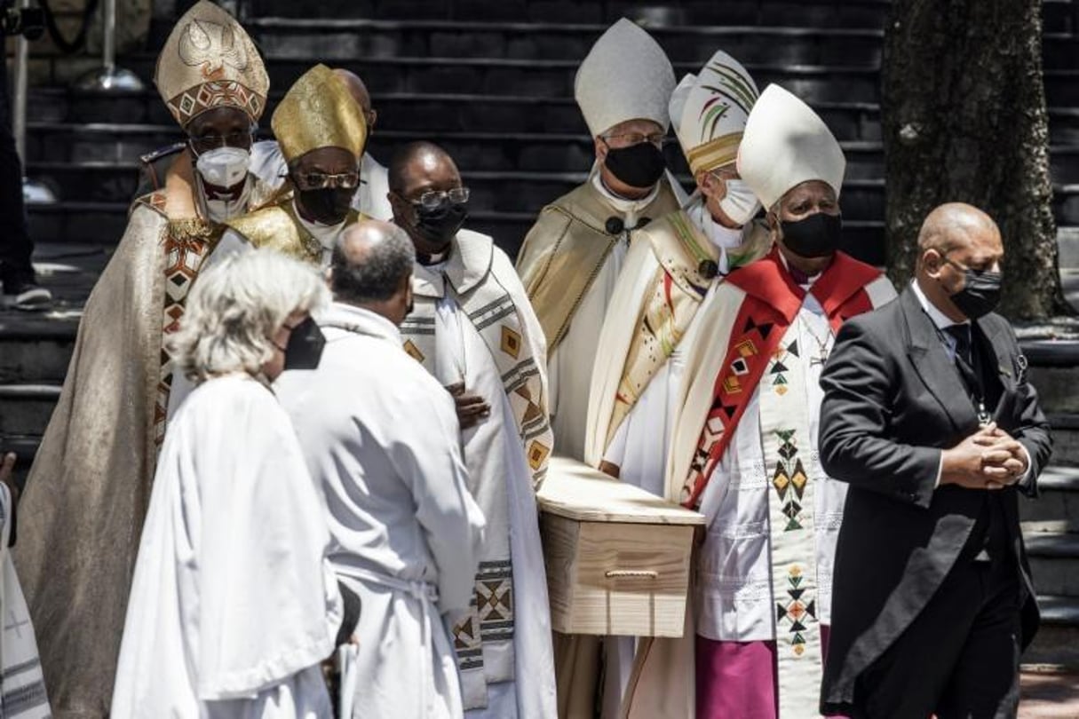 Le cercueil de Mgr Tutu sorti de la cathédrale St-Georges à l’issue de la messe de requiem, au Cap, le 1-er janvier 2022. © AFP/MARCO LONGARI