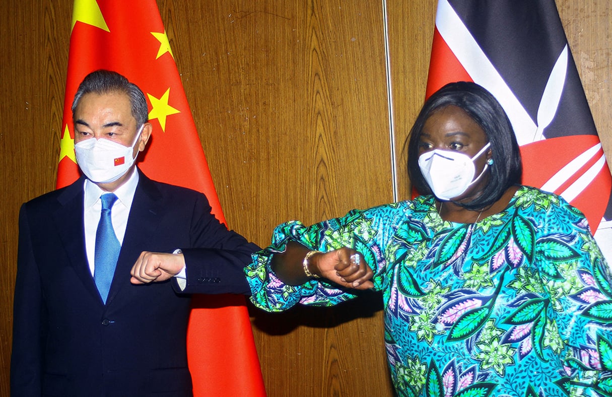 Wang Yi, le ministre chinois des Affaires étrangères, et Raychelle Omamo, son homologue kényane, à Mombasa, le 6 janvier 2022. © Joseph Okanga/Reuters