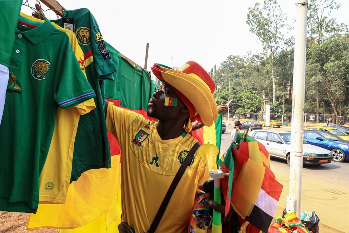 Vente de maillots de l’équipe de football du Cameroun à Yaoundé, le 5 janvier 2022 © DANIEL BELOUMOU OLOMO/AFP
