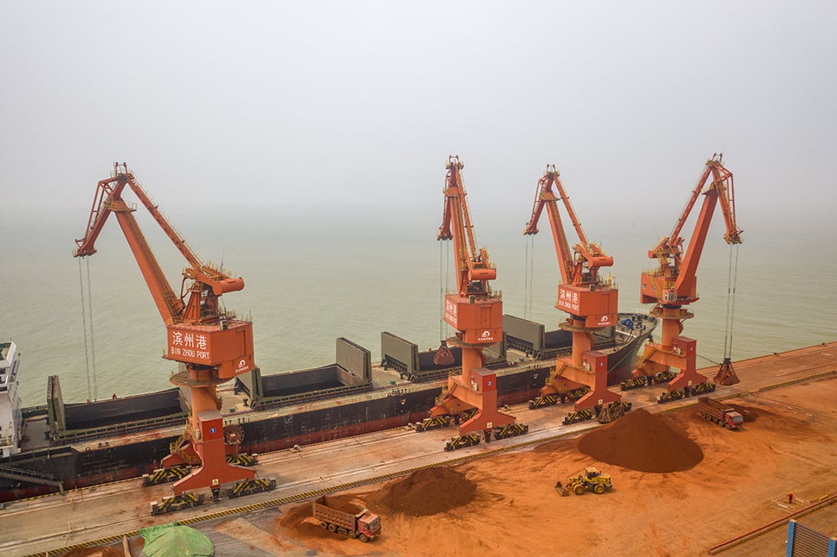 Grues chargeant du sable alumineux en provenance de Guinée, dans le port de Binzhou. © Fu Kun/Visual China Group via Getty Images