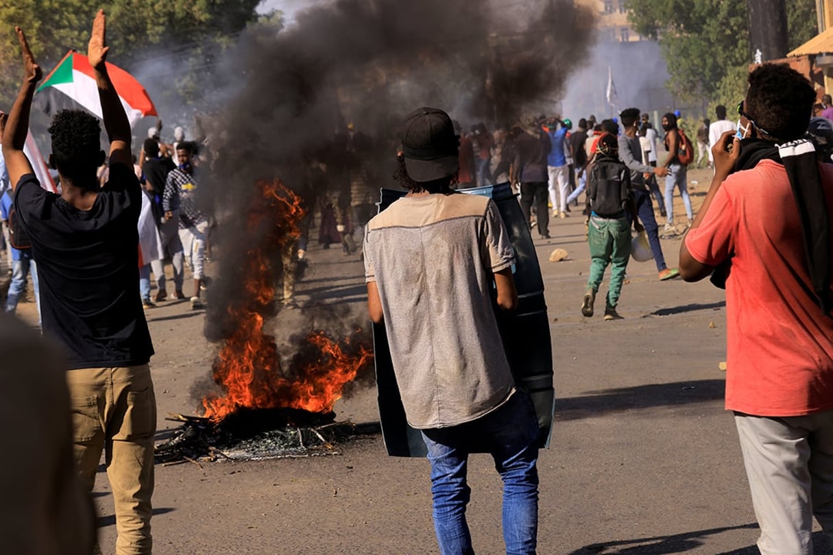Manifestation contre le régime militaire à Khartoum le 9 janvier 2022 A fire burns as protesters march during a rally against the military rule following last month’s coup in Khartoum, Sudan, January 9, 2022
© MOHAMED NURELDIN ABDALLAH/REUTERS
