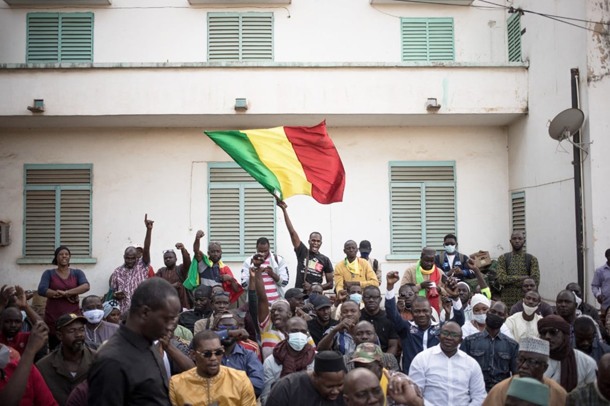 Militants de la plateforme Yerewolo criant des slogans hostiles à la France et à la Cedeao, à Bamako, le 10 janvier 2022. © Florent Vergnes/AFP