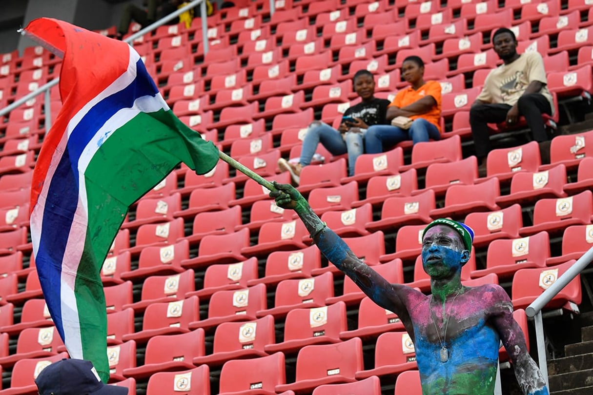 Avant le match entre la Mauritanie et la Gambie au stade de Limbé, le 12 janvier 2022 A Gammbia’s supporter waves a flag before the Group F Africa Cup of Nations (CAN) 2021 football match between Mauritania and Gambia at Limbe Omnisport Stadium in Limbe on January 12, 2022.
© ISSOUF SANOGO/AFP