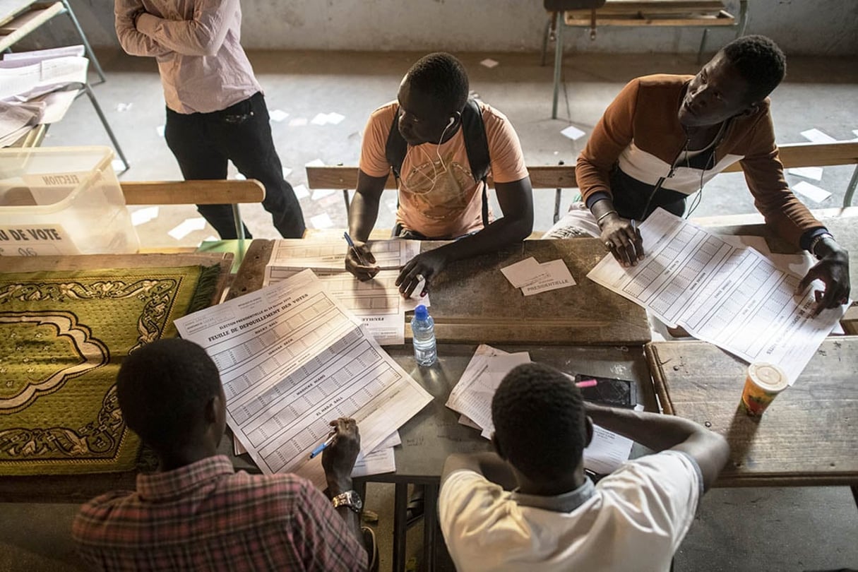 Dépouillement des votes lors de l’élection présidentielle de février 2019. © Sylvain CHERKAOUI pour JA