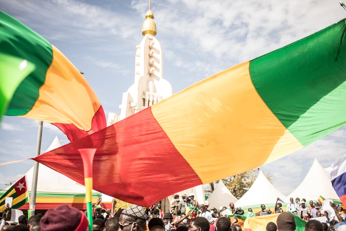 Des drapeaux maliens et russes flottent au-dessus de la foule amassée au monument de l'Indépendance, à Bamako, le 14 janvier 2022. &copy; Florent Vergnes