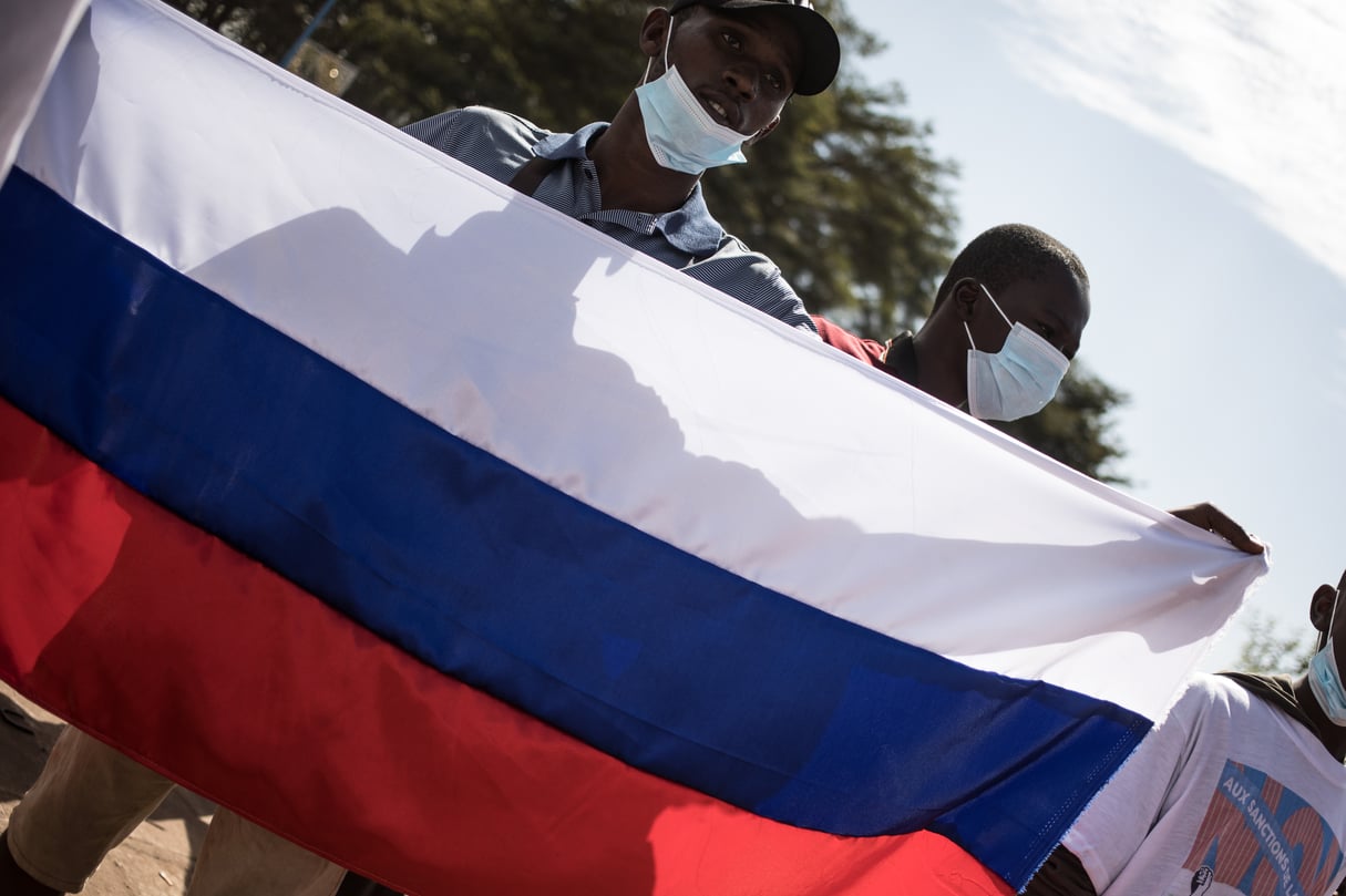Des manifestants brandissent un drapeau russe durant une manifestation de soutien au gouvernement de transition et contre la France et les sanctions de la Cedeao, à Bamako, le 14 janvier 2022. &copy; Florent Vergnes