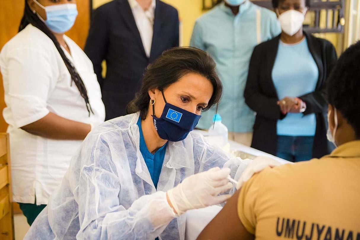 Chrysoula Zacharopoulou réalisant elle-même des injections au centre de santé de Mayange, au Rwanda, en mars 2021. © Plaisir Mutegeye.