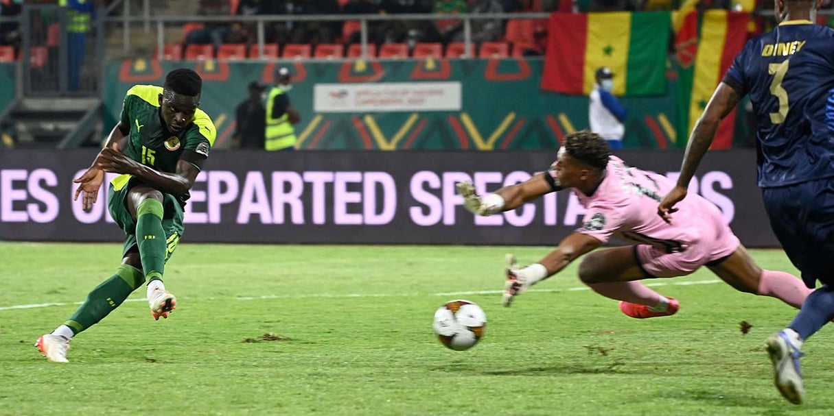 Le Sénégalais Bamba Dieng (à gauche) marque le second but de son équipe face au Cap-Vert lors des 8es de finale de la Coupe d'Afrique des nations 2021. &copy; Pius Utomi EKPEI / AFP