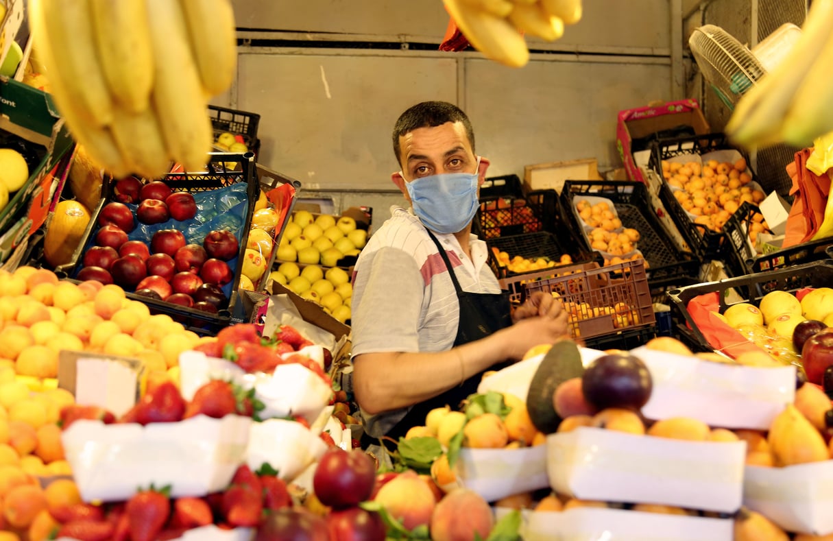 Vendeur de fruits pendant la crise du Covid-19, mai 2020.. À Constantine, en Algérie. &copy; Yacine Imadalou/OIT/Flickr/Licence CC