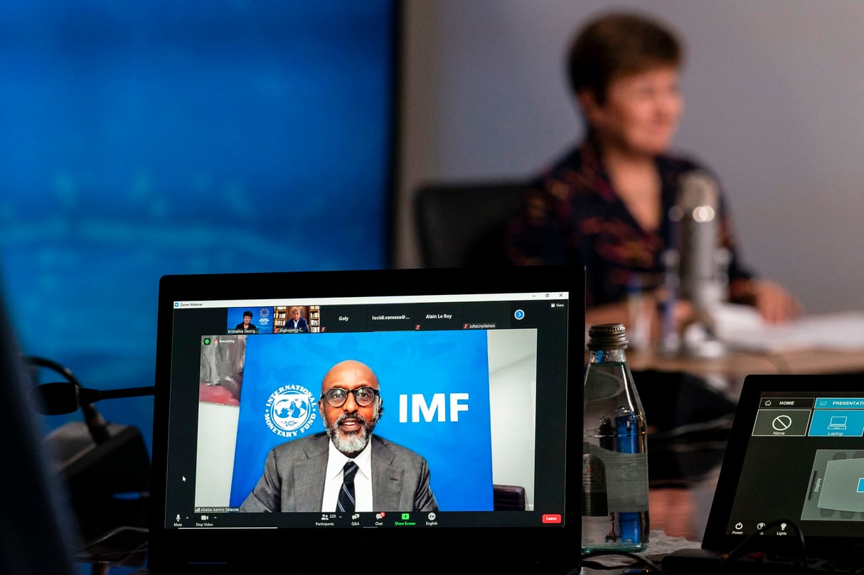 Le directeur du département Afrique du FMI, Abebe Selassie, donne le coup d'envoi d'un zoom call sur la mobilisation avec l'Afrique lors des assemblées annuelles 2020 au Fonds monétaire international à Washington, DC, le 9 octobre 2020. &copy; Cory Hancock/FMI/Flickr