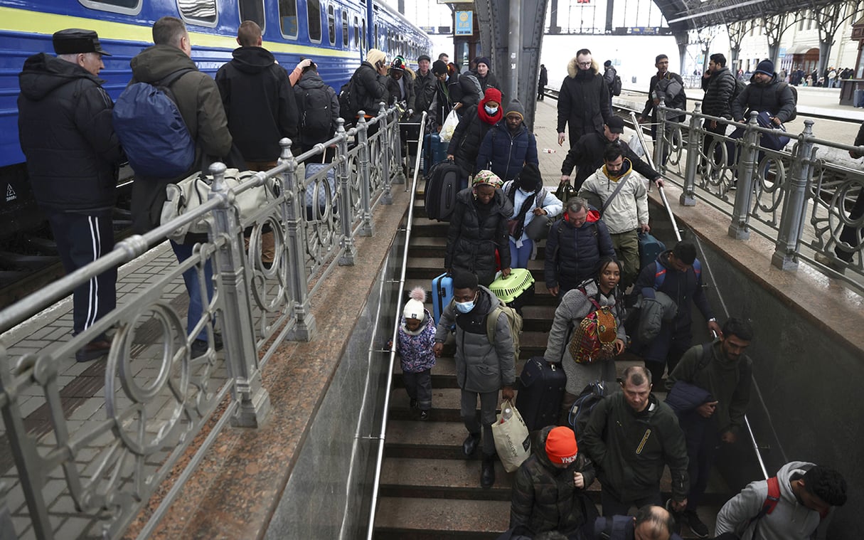 Des personnes évacuées de l'est de l'Ukraine arrivent à la gare de Lviv (ouest), le 25 février 2022. &copy; Kunihiko Miura/AP/SIPA.