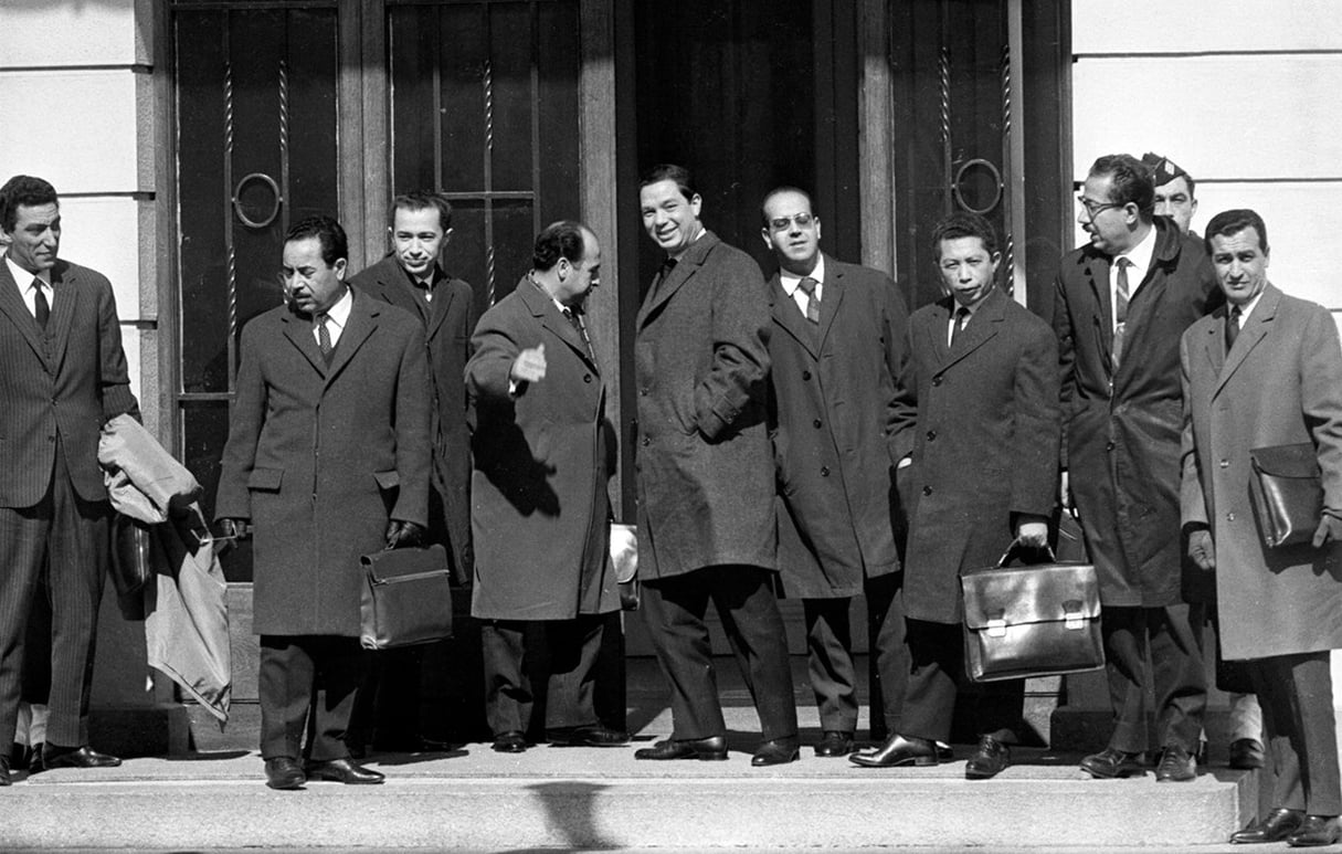 Accords d'Evian &copy; L&rsquo;arrivée de la délégation algérienne composée de Taïeb Boulahrouf, Saâd Dahlab, Mohamed Seddik Benyahia, Krim Belkacem, Benmostefa Benaouda, Redha Malek, Lakhdar Bentobal, M&rsquo;Hamed Yazid et Seghir Mostefaï pour la négociation des accords d&rsquo;Evian, le 16 mars 1962